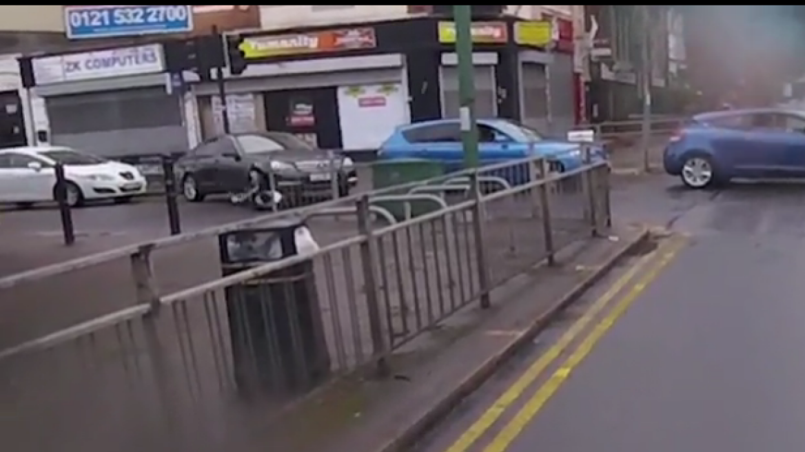 Βίντεο σοκ: Οδηγός Mercedes συνθλίβει με τις ρόδες πεζό και τον εγκαταλείπει 
